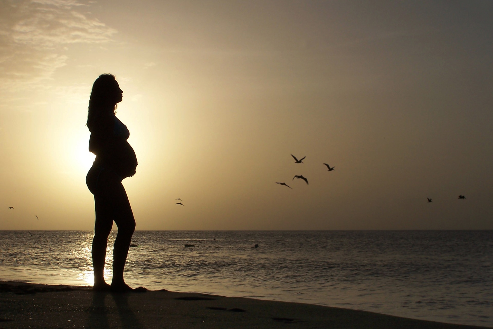 15 tydzień ciąży, planowanie ciąży, ciąża i poród, przyszła mama, morze, licencja CC-BY-SA-4