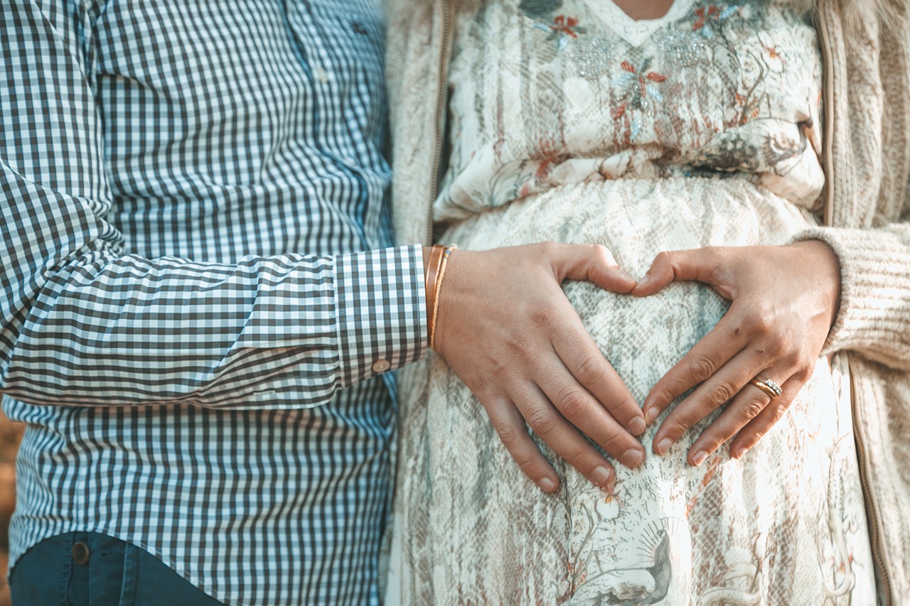 30 tydzień ciąży, rodzice,splecione dłonie